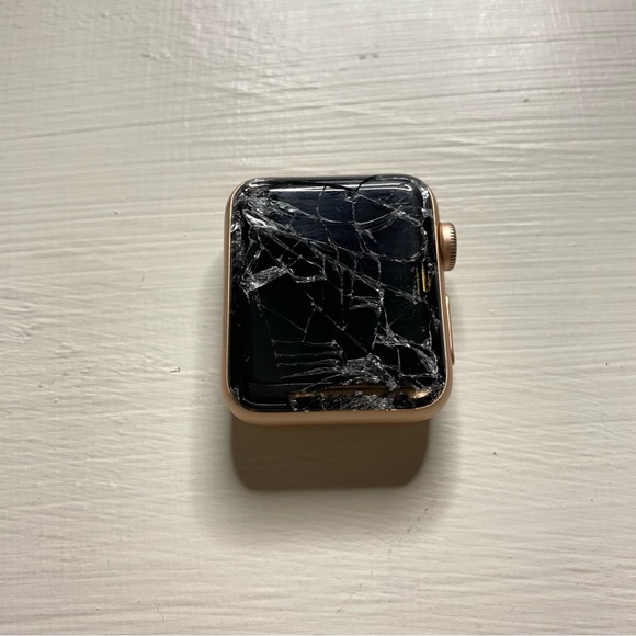 Apple Watch with Bands (broken screen) - Picture 5 of 12